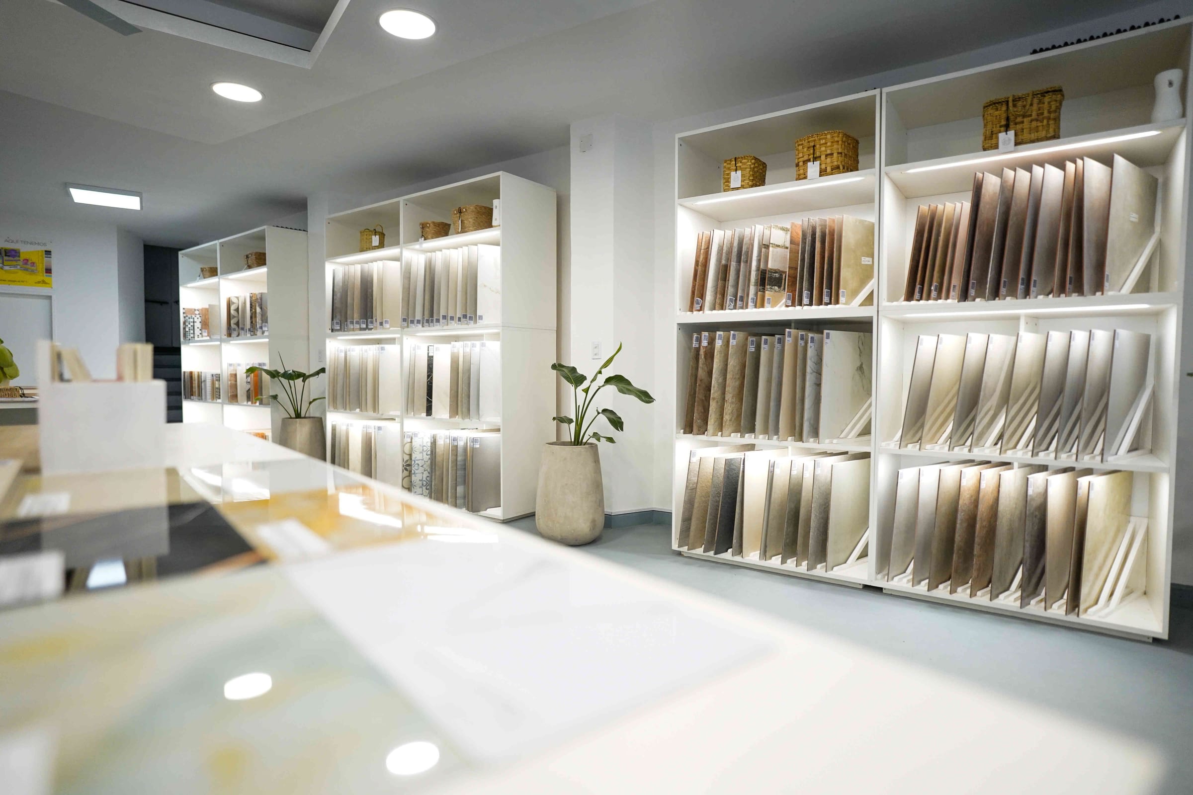 Estanterías con muestras de cerámicos iluminadas en el showroom