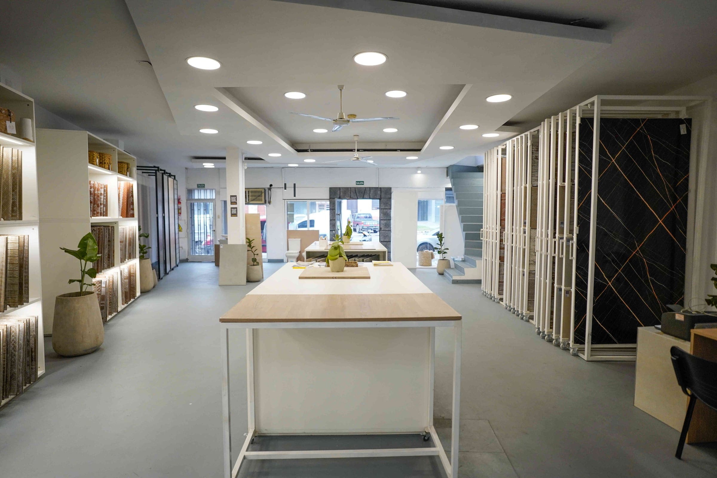 Vista amplia del showroom de Trino Diseños con exhibidores y mesa central